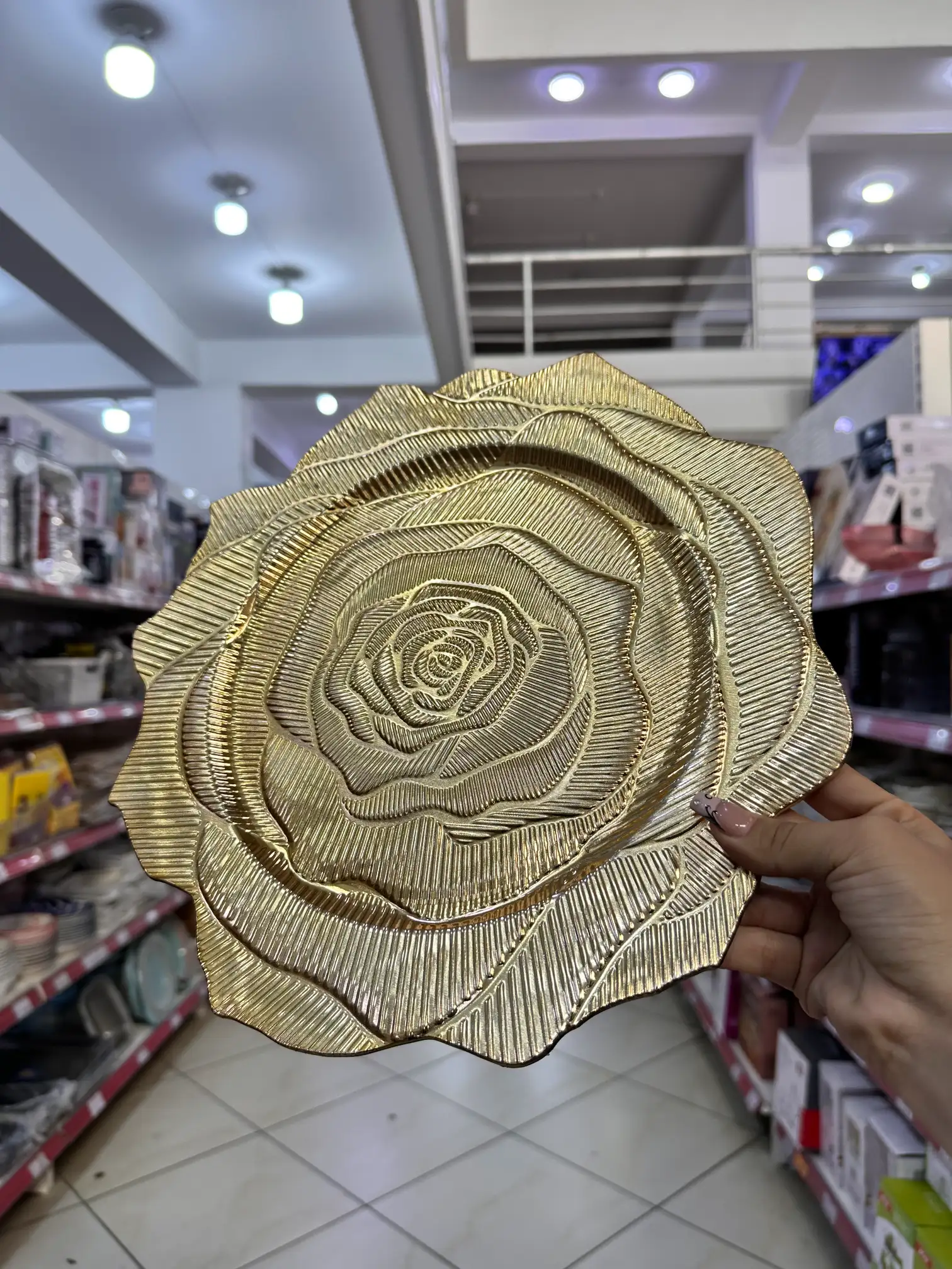 DB2348 (1) Plato Dorado Flor 31.5 cm